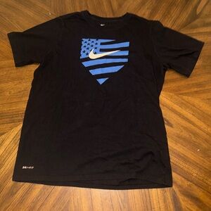 Black Nike boys’ XL dry-fit t-shirt! Perfect for exercising or playing sports.